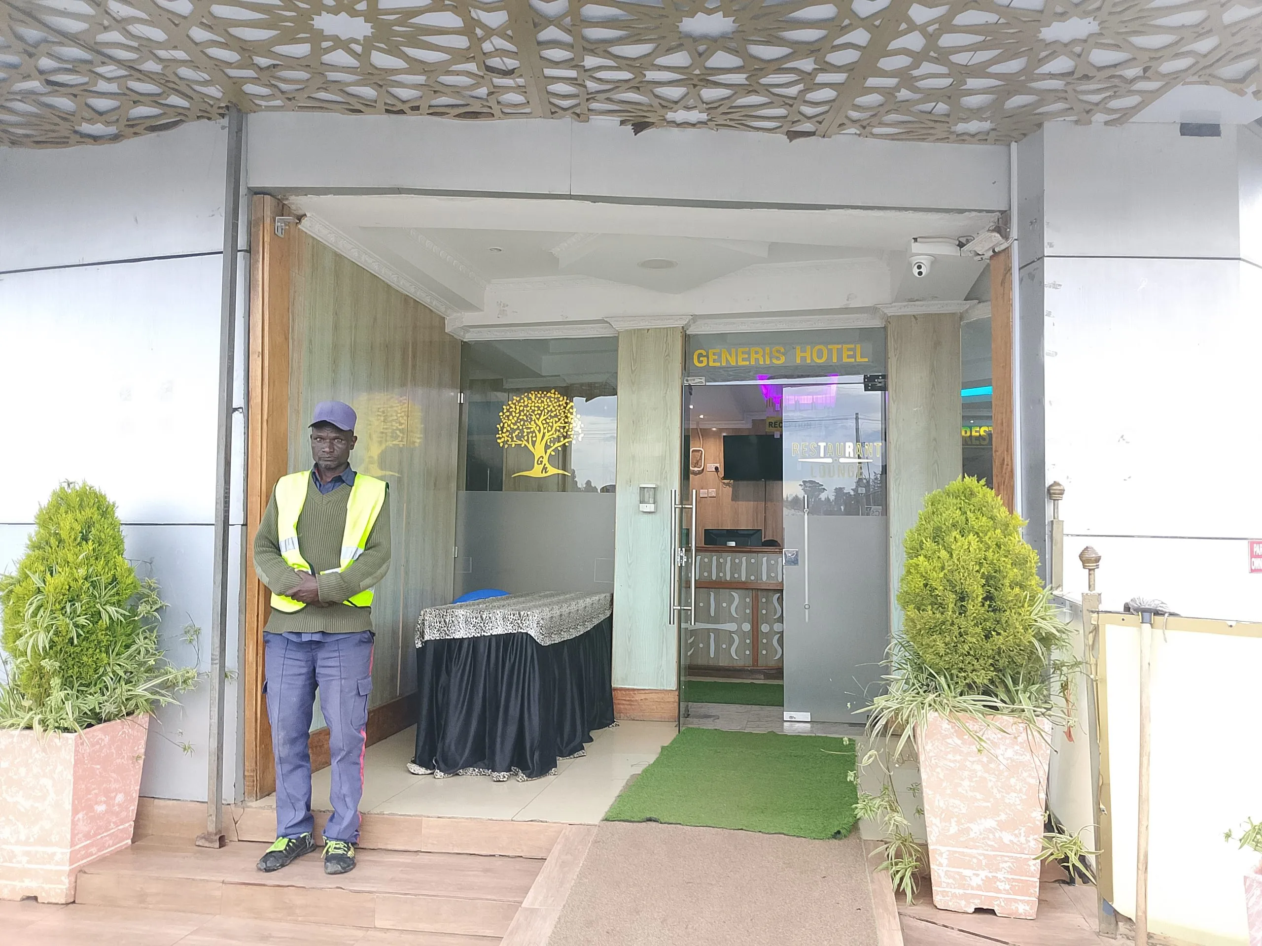 The main entrance of Generis Hotel in Molo, with glass doors and the hotel frontage